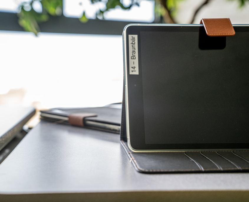 1 Computerpad aufgestellt und eines zusammengefaltet auf einem Tisch 1 Computerpad aufgestellt und eines zusammengefaltet auf einem Tisch