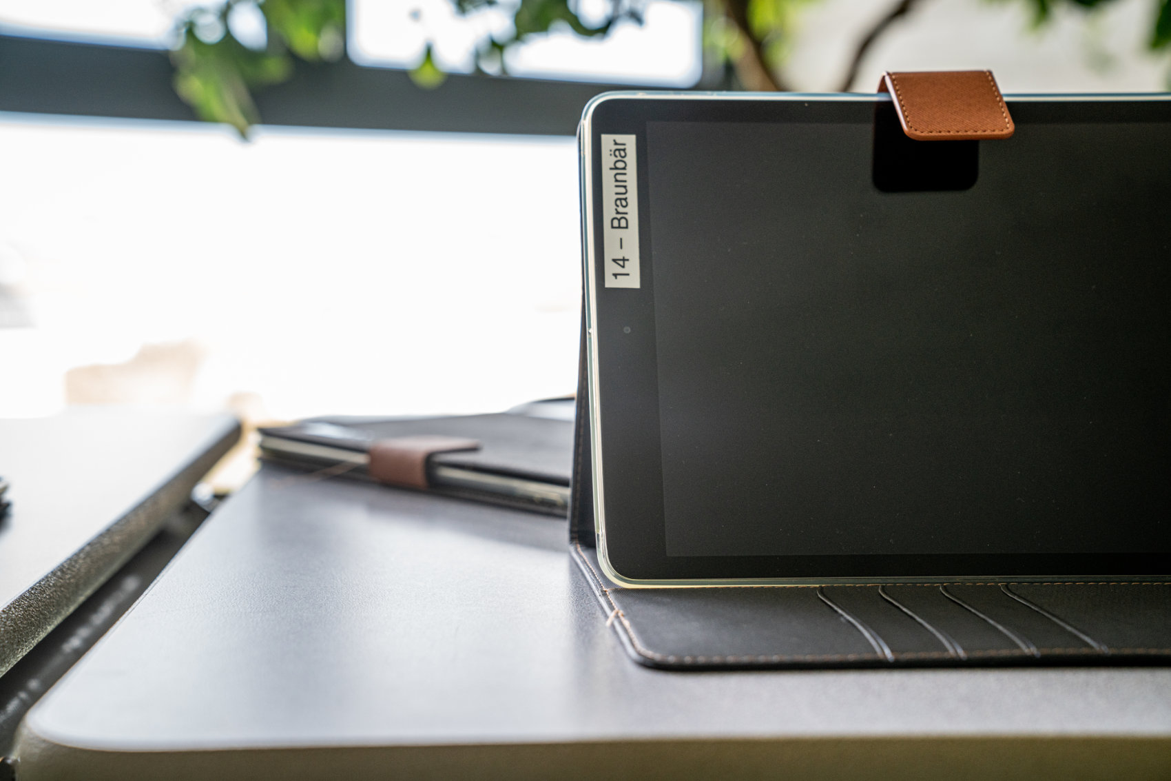 1 Computerpad aufgestellt und eines zusammengefaltet auf einem Tisch 1 Computerpad aufgestellt und eines zusammengefaltet auf einem Tisch