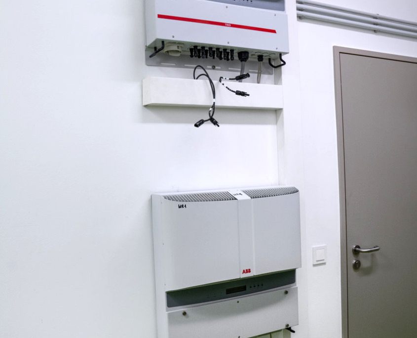 2 ABB Wechselrichter der PV Anlage in der Installationsphase 2 ABB Wechselrichter der PV Anlage in der Installationsphase