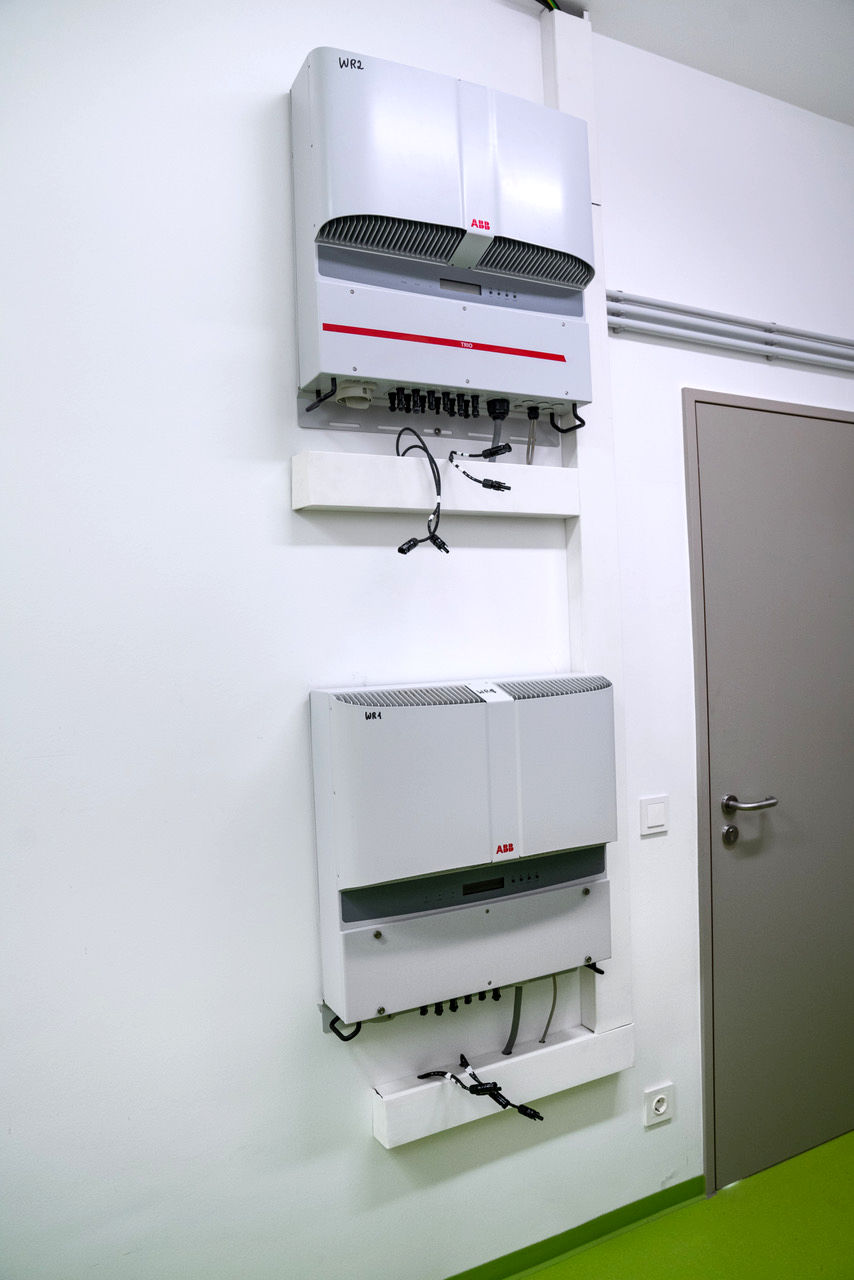 2 ABB Wechselrichter der PV Anlage in der Installationsphase 2 ABB Wechselrichter der PV Anlage in der Installationsphase