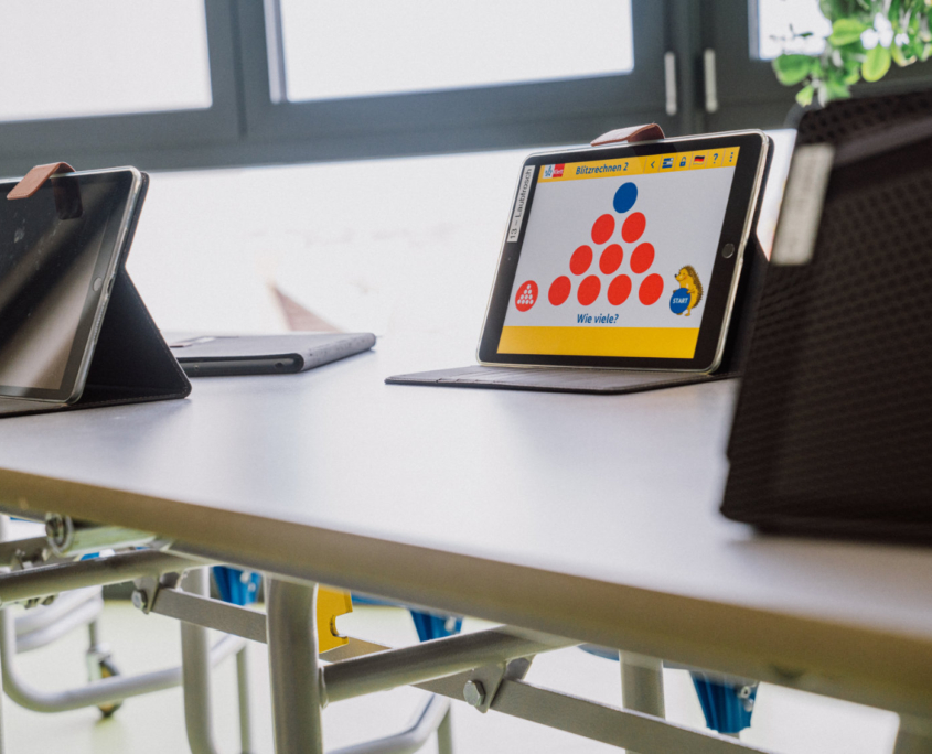 3 Computerpads aufgestellt auf einem Tisch 3 Computerpads aufgestellt auf einem Tisch