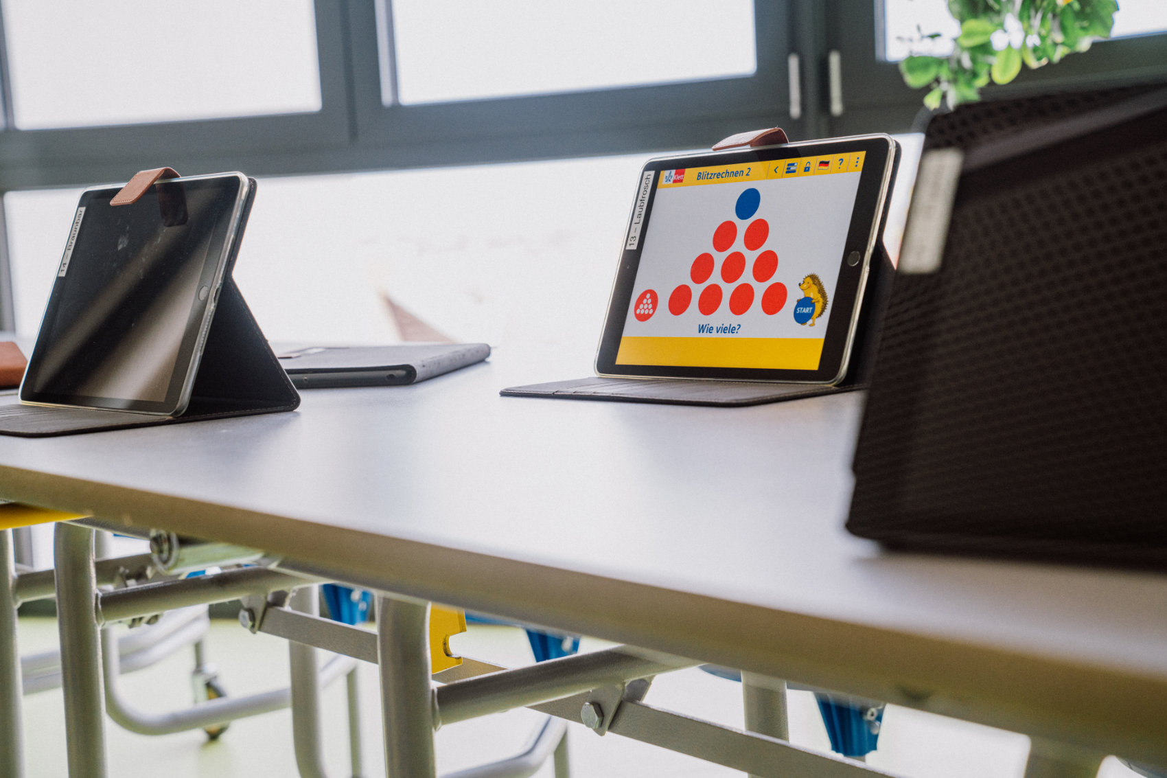 3 Computerpads aufgestellt auf einem Tisch 3 Computerpads aufgestellt auf einem Tisch