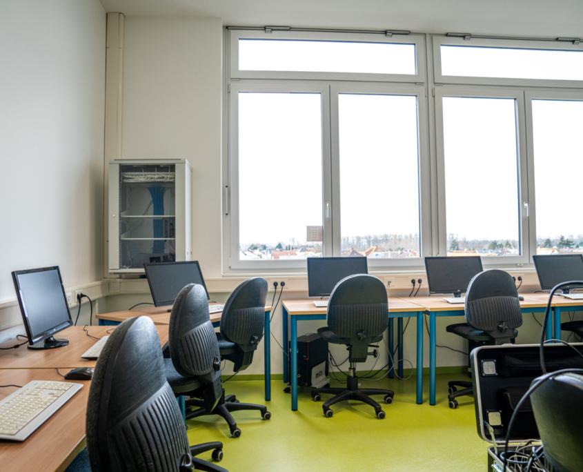 7 Computerschulungsplätze über Eck nebeneinander mit Serverschrank in der Ecke 7 Computerschulungsplätze über Eck nebeneinander mit Serverschrank in der Ecke