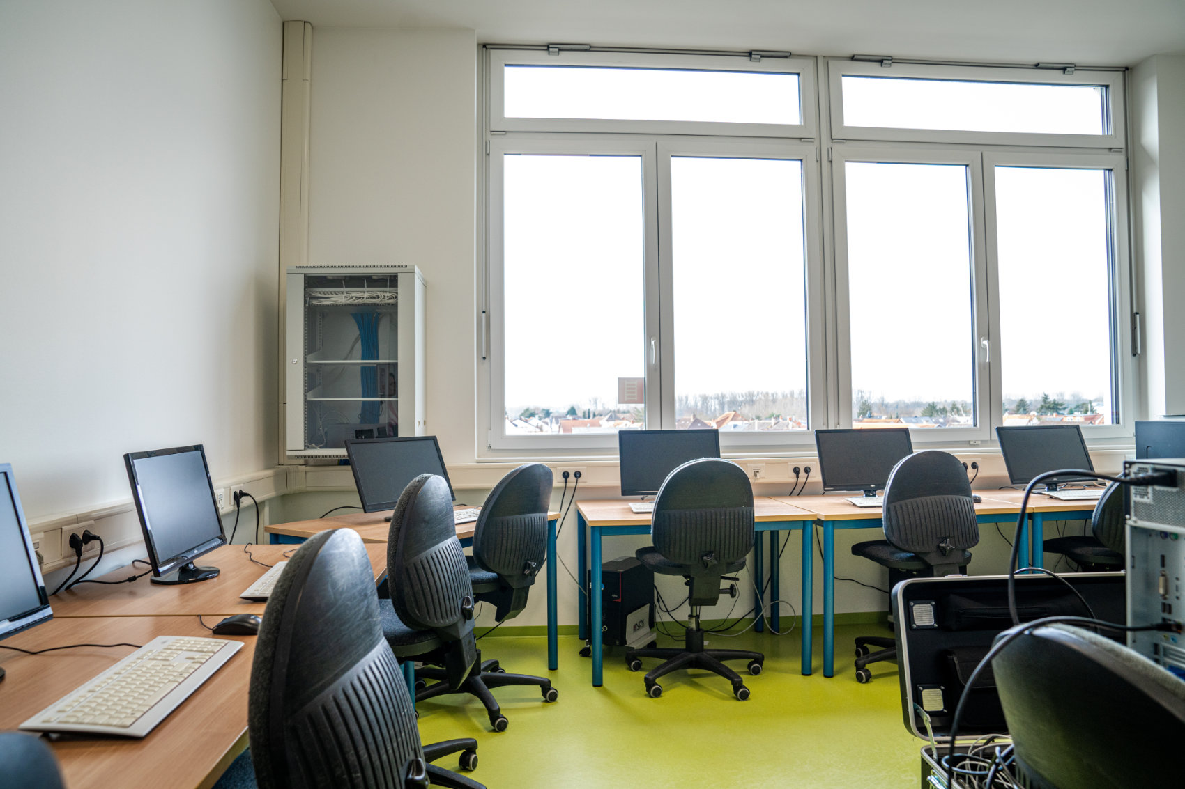 7 Computerschulungsplätze über Eck nebeneinander mit Serverschrank in der Ecke 7 Computerschulungsplätze über Eck nebeneinander mit Serverschrank in der Ecke
