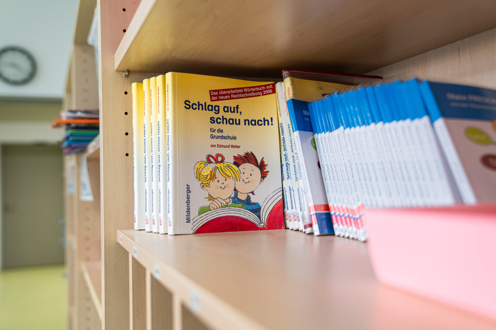 Blick in ein Regalfach mit den Büchern Schlag auf schau nach Blick in ein Regalfach mit den Büchern Schlag auf schau nach