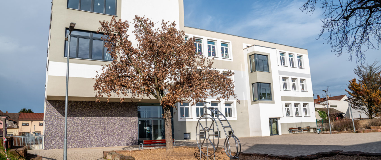 Das Gebäude der Albert-Schweitzer-Schule Altlussheim von links vorne Das Gebäude der Albert-Schweitzer-Schule Altlussheim von links vorne