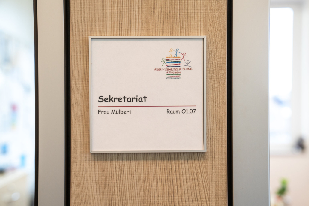 Das Hinweisschild für das Sekretariat Raum 01 07 Das Hinweisschild für das Sekretariat Raum 01 07