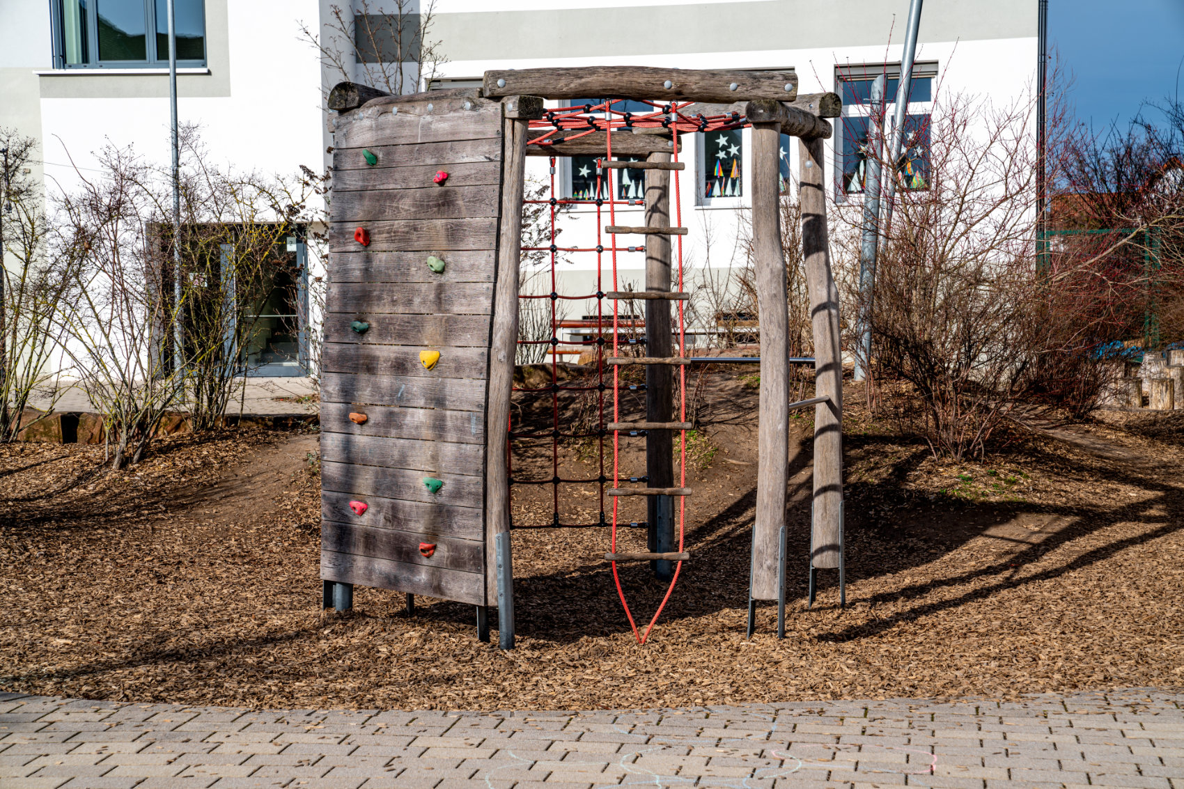 Das Klettergerüst mit Kletterwand und Strickleiter Das Klettergerüst mit Kletterwand und Strickleiter