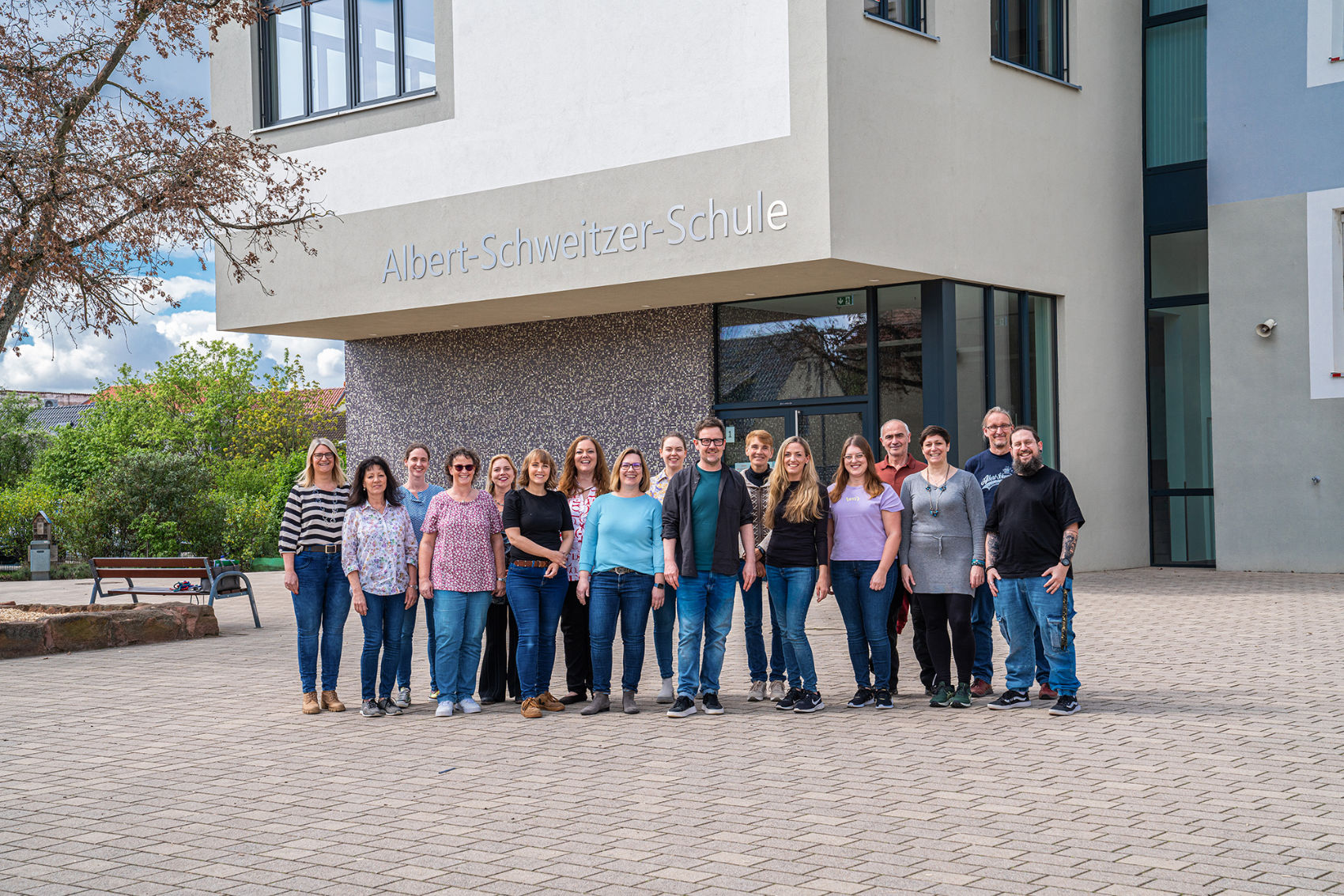 Das Lehrerkollegium der Albert-Schweitzer-Schule Altlußheim vor dem Schulhaus Das Lehrerkollegium der Albert-Schweitzer-Schule Altlußheim vor dem Schulhaus
