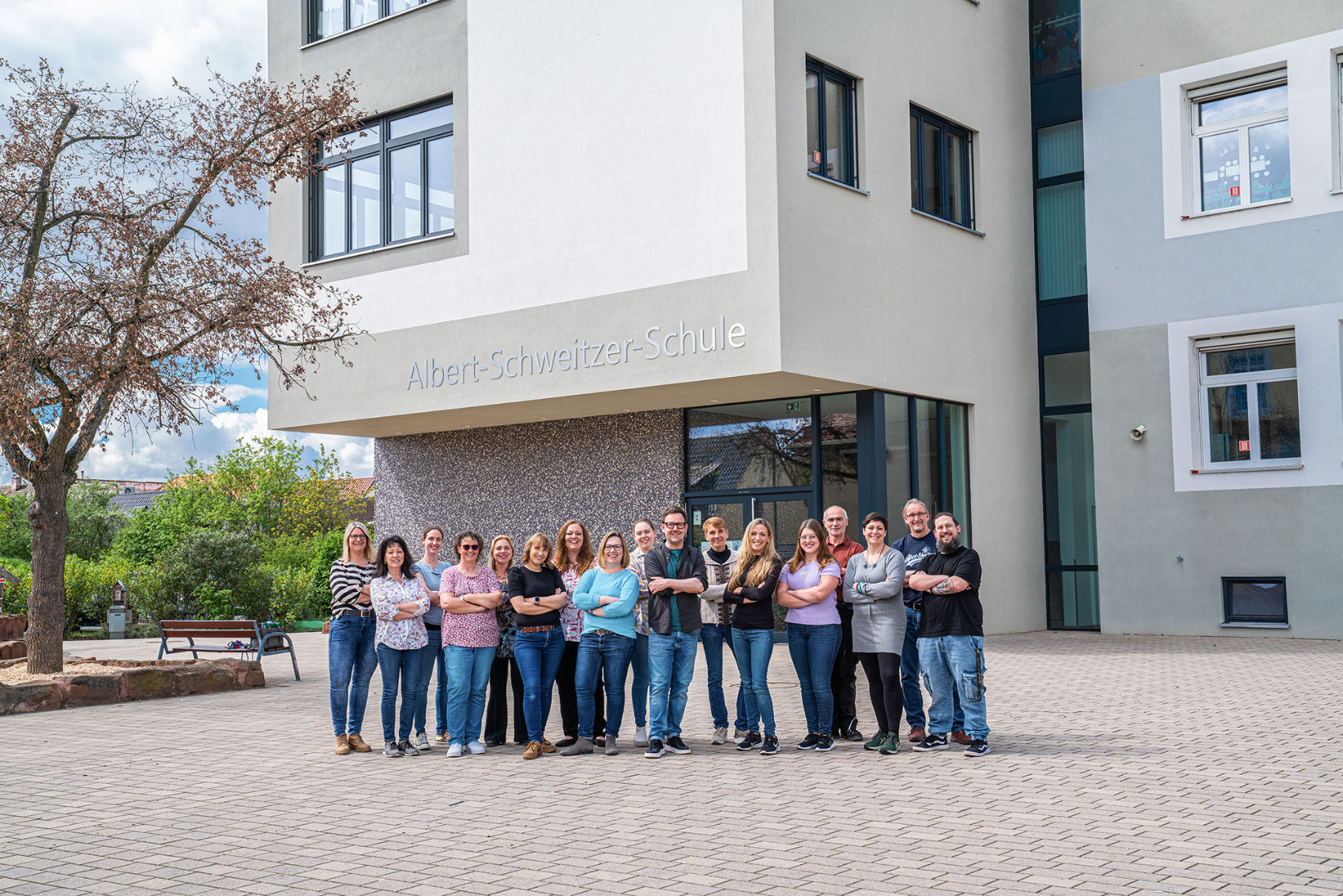 Das Lehrerkollegium der Albert-Schweitzer-Schule Altlußheim vor dem Schulhaus Das Lehrerkollegium der Albert-Schweitzer-Schule Altlußheim vor dem Schulhaus