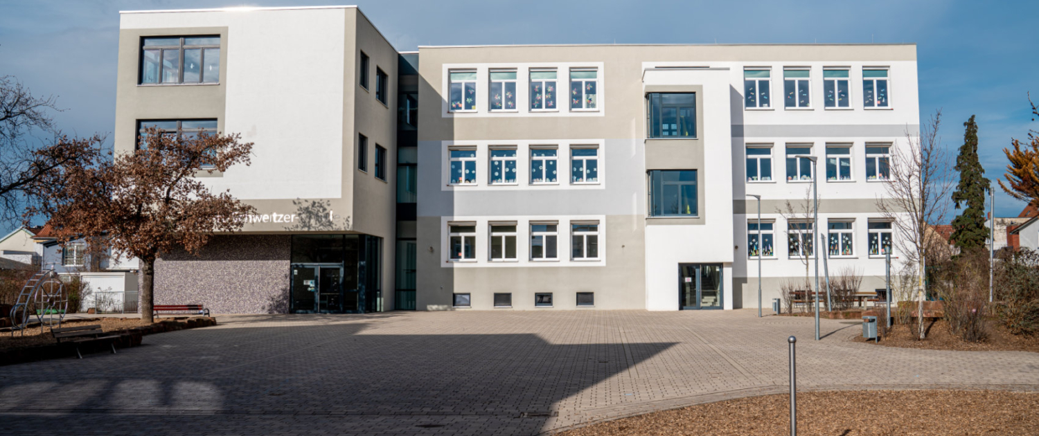 Das Schulgebäude von vorne Das Schulgebäude von vorne