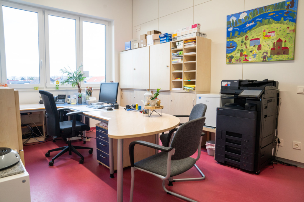 Das Sekretariatsbüro mit Büromöbeln PC und Kopiergerät Das Sekretariatsbüro mit Büromöbeln PC und Kopiergerät