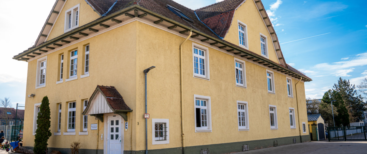 Das alte Lehrerwohnhaus aus der späten Gründerzeit heute für die Schulkindbetreuung Die Tintenkleckser genutzt Das alte Lehrerwohnhaus aus der späten Gründerzeit heute für die Schulkindbetreuung Die Tintenkleckser genutzt