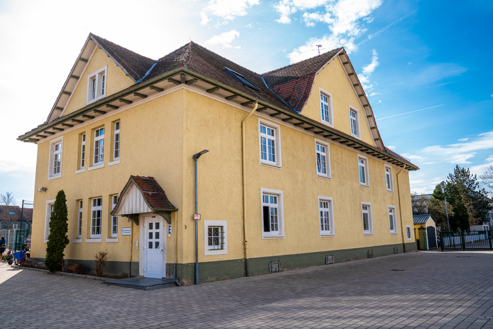Das alte Lehrerwohnhaus aus der späten Gründerzeit heute für die Schulkindbetreuung Die Tintenkleckser genutzt Das alte Lehrerwohnhaus aus der späten Gründerzeit heute für die Schulkindbetreuung Die Tintenkleckser genutzt