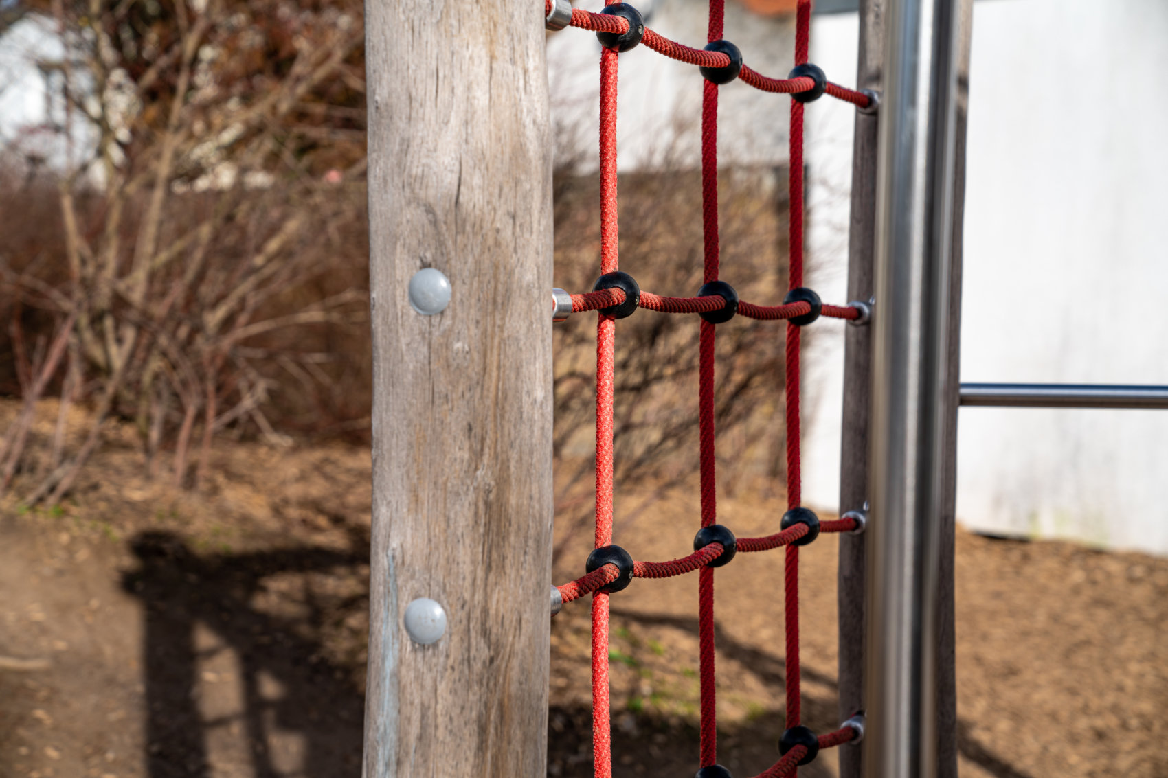 Detailaufnahme des Kletternetzes am Klettergerüst vor dem Schulgebäude Detailaufnahme des Kletternetzes am Klettergerüst vor dem Schulgebäude