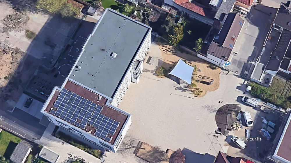 Die Albert-Schweitzer-Schule Altlussheim mit der Photovoltaikanlage aus der Vogelperspektive © Google Earth Die Albert-Schweitzer-Schule Altlussheim mit der Photovoltaikanlage aus der Vogelperspektive © Google Earth