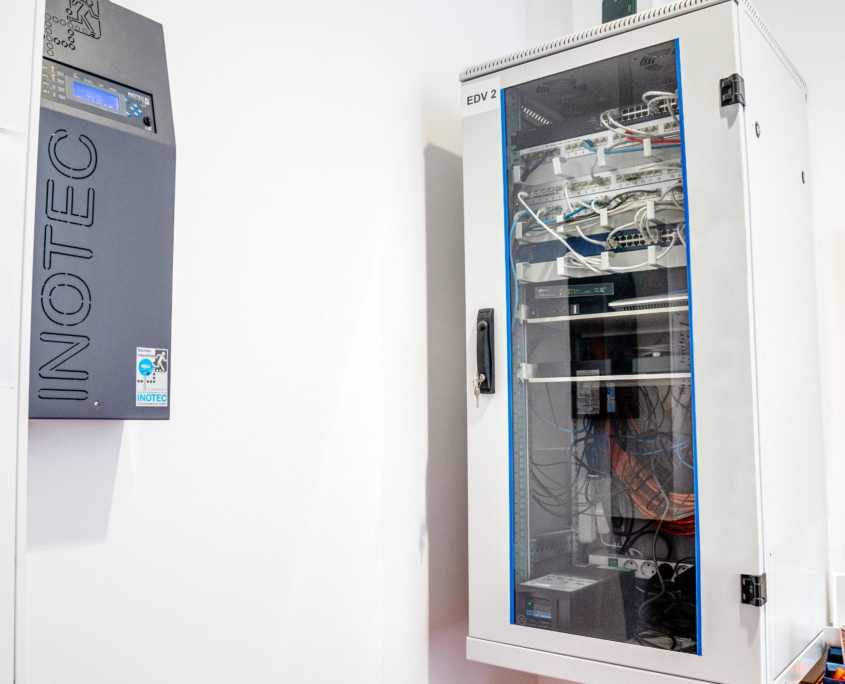 Die Server für EDV und Notbeleuchtung in Serverschränken an der Wand Die Server für EDV und Notbeleuchtung in Serverschränken an der Wand