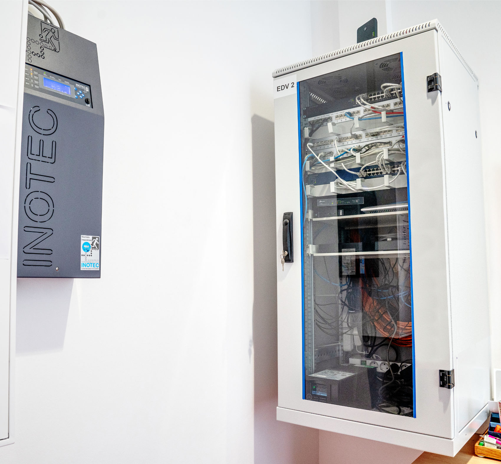 Die Server für EDV und Notbeleuchtung in Serverschränken an der Wand Die Server für EDV und Notbeleuchtung in Serverschränken an der Wand