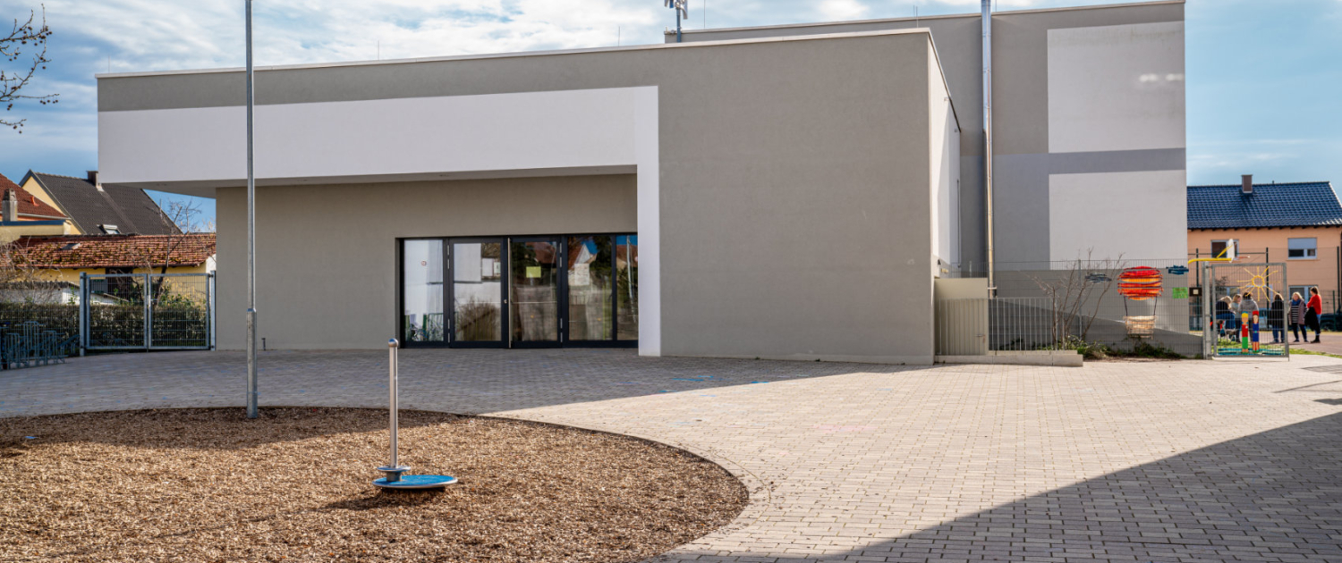 Die Sporthalle von vorne mit Eingang Die Sporthalle von vorne mit Eingang