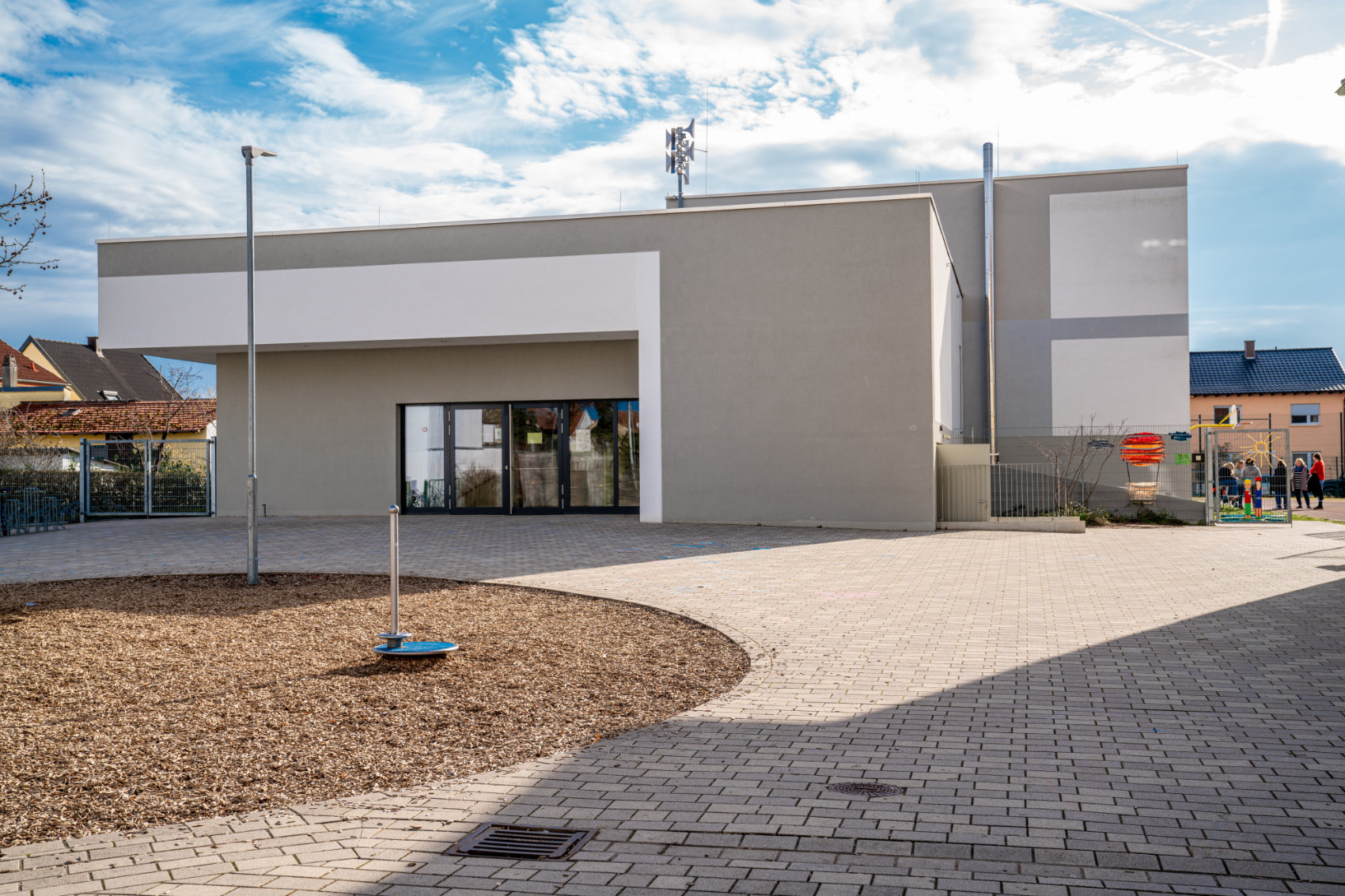 Die Sporthalle von vorne mit Eingang Die Sporthalle von vorne mit Eingang