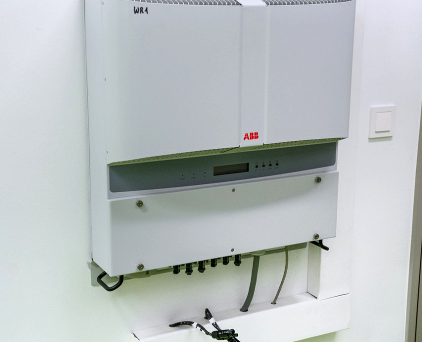Ein ABB Wechselrichter der PV Anlage in der Installationsphase Ein ABB Wechselrichter der PV Anlage in der Installationsphase
