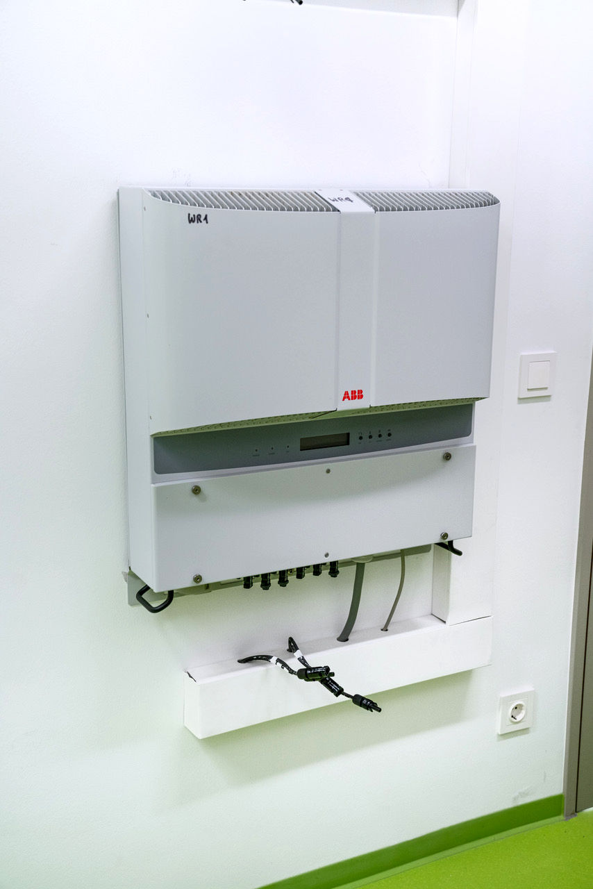 Ein ABB Wechselrichter der PV Anlage in der Installationsphase Ein ABB Wechselrichter der PV Anlage in der Installationsphase