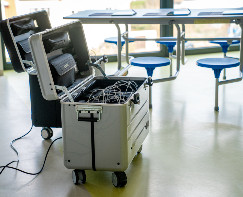 Mehrere Computerpads liegen auf einem Tisch und davor stehen 2 Aufbewahrungscontainer Mehrere Computerpads liegen auf einem Tisch und davor stehen 2 Aufbewahrungscontainer