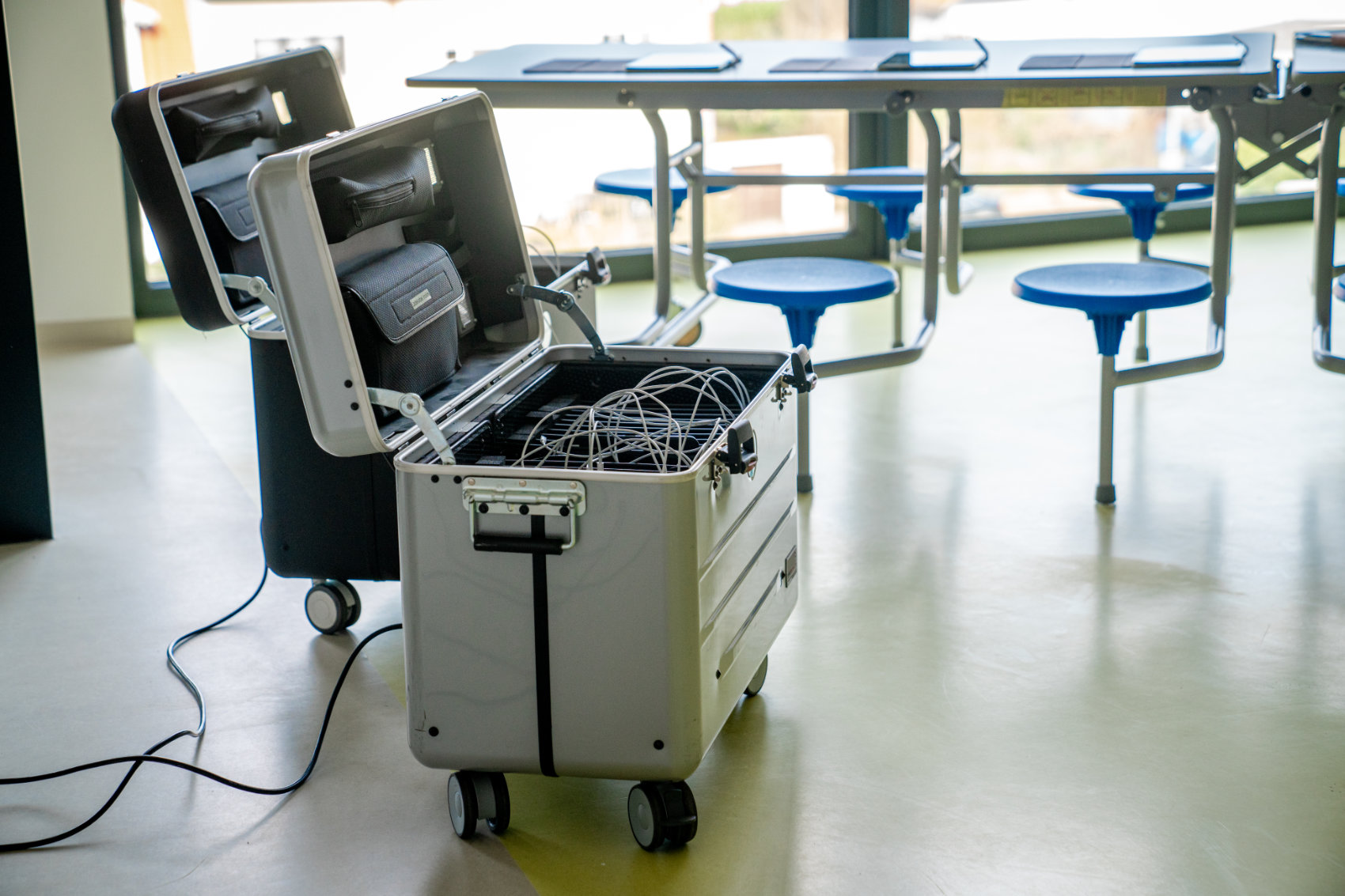 Mehrere Computerpads liegen auf einem Tisch und davor stehen 2 Aufbewahrungscontainer Mehrere Computerpads liegen auf einem Tisch und davor stehen 2 Aufbewahrungscontainer