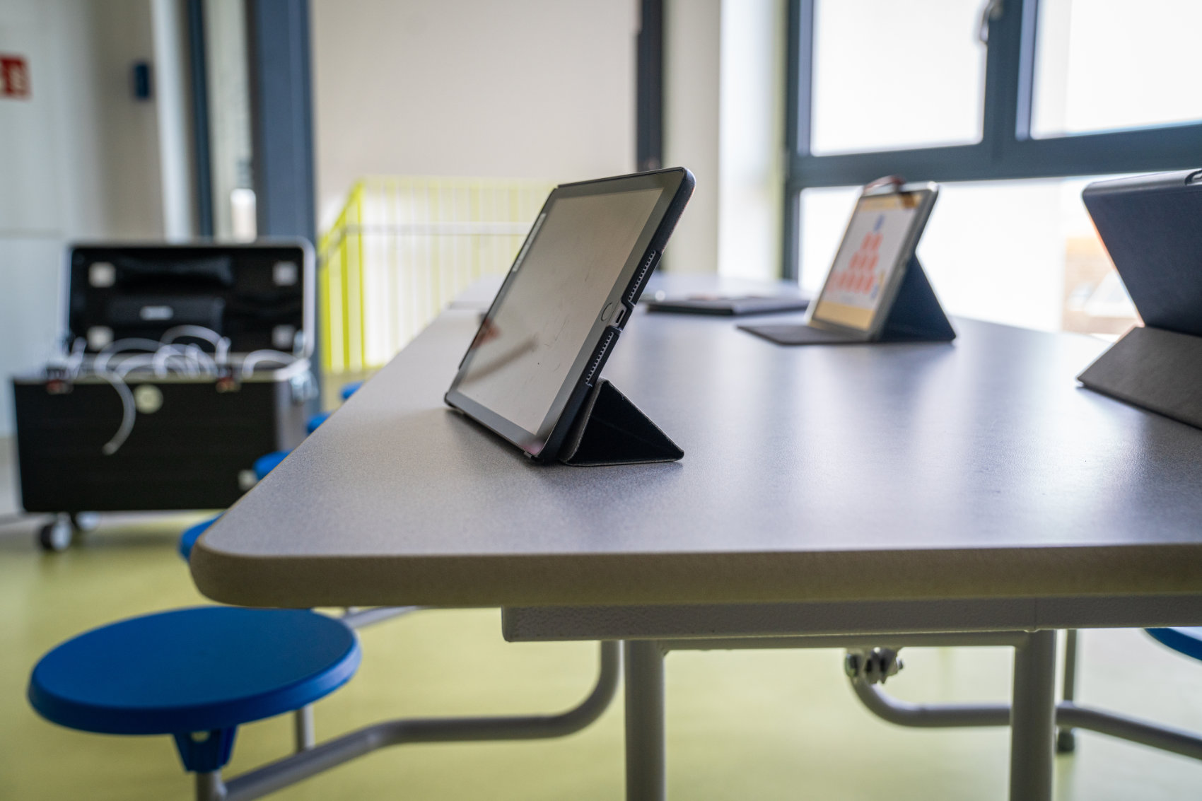 Mehrere Computerpads stehen und liegen auf einem Tisch und daneben steht ein Aufbewahrungscontainer Mehrere Computerpads stehen und liegen auf einem Tisch und daneben steht ein Aufbewahrungscontainer